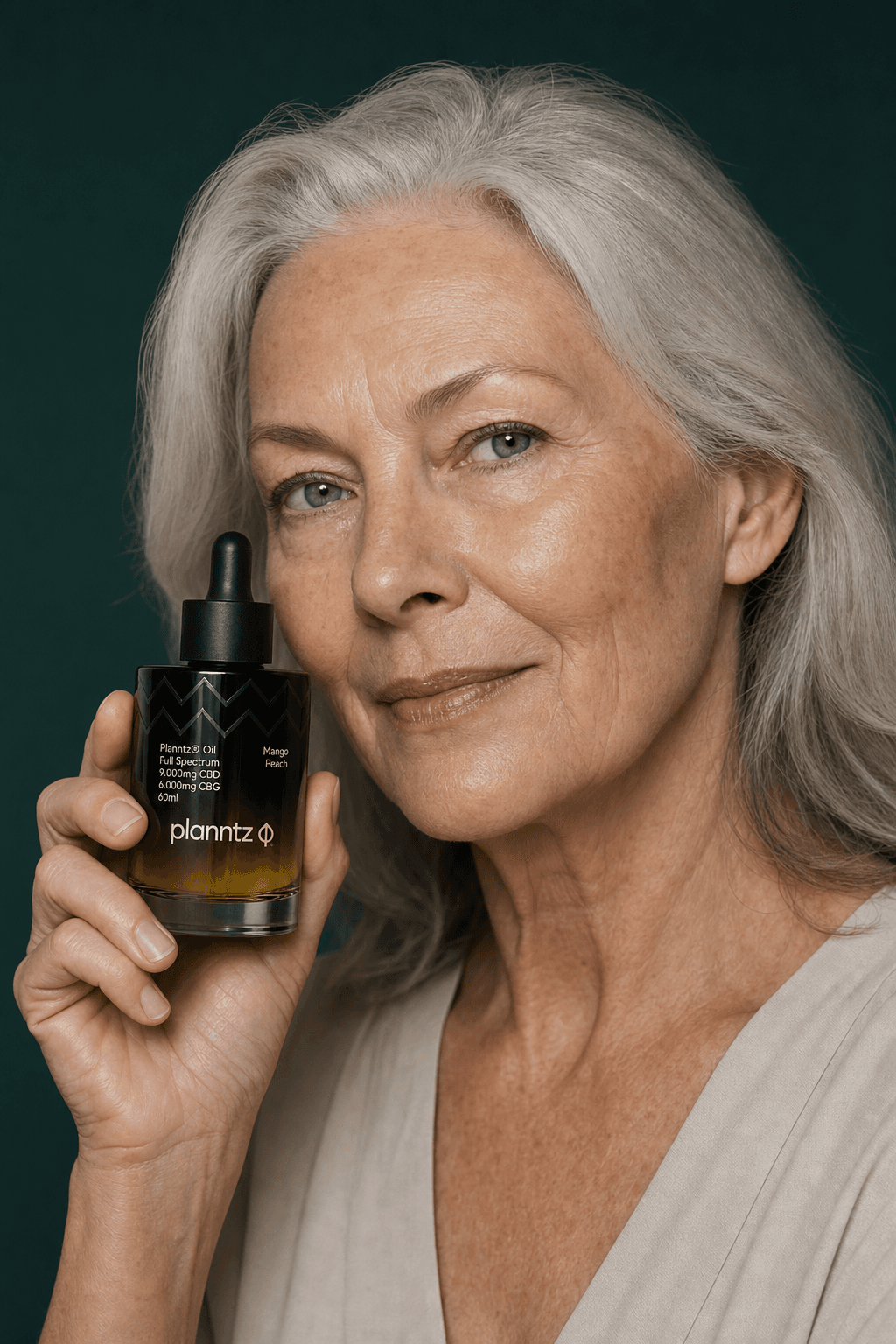 Una mujer sosteniendo un frasco de tintura Planntz full-spectrum de CBD + CBG cerca de su rostro
